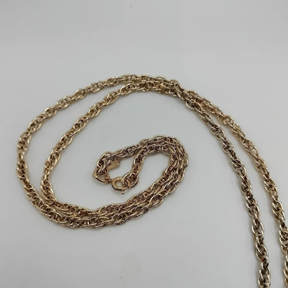 Sarah Coventry Goldtone Filigree Design Oval 2" Pendant 24" Necklace - Picture 3 of 6